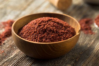 Çiğ Kırmızı Organik Kurutulmuş Sumac Bir kâsede