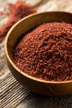 Çiğ Kırmızı Organik Kurutulmuş Sumac Bir kâsede