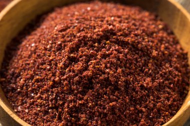 Çiğ Kırmızı Organik Kurutulmuş Sumac Bir kâsede