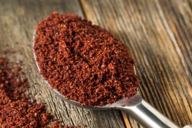 Çiğ Kırmızı Organik Kurutulmuş Sumac Bir kâsede