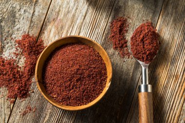 Çiğ Kırmızı Organik Kurutulmuş Sumac Bir kâsede