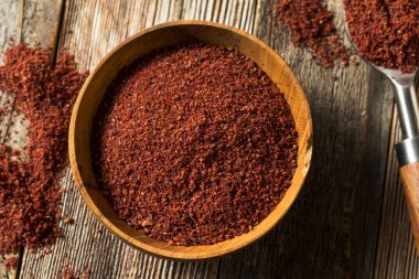 Çiğ Kırmızı Organik Kurutulmuş Sumac Bir kâsede