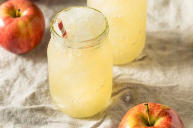 Boozy Donmuş Elma Şarabı Buzlu Bardakta