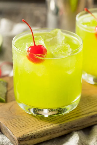 Melón Verde Casero Midori Amargo Con Una Cereza Roja — Foto de Stock