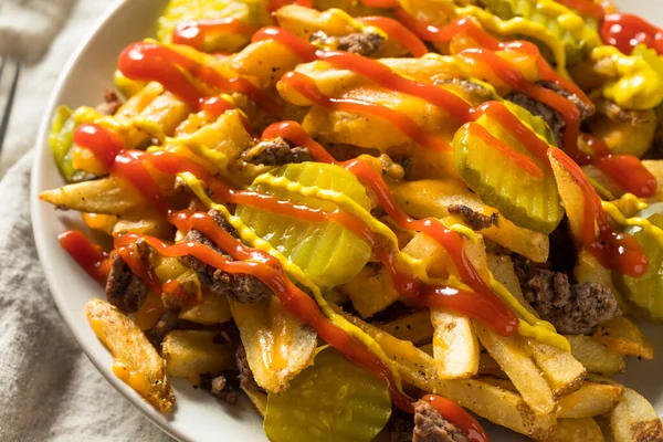 Zelfgemaakte Cheeseburger Cheese Frietjes Met Pickles Ketchup — Stockfoto