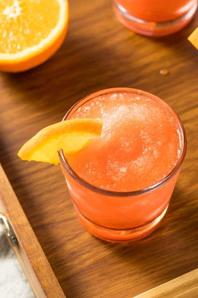 オレンジと氷とBoozy冷凍ネグロニスラッシュ — ストック写真