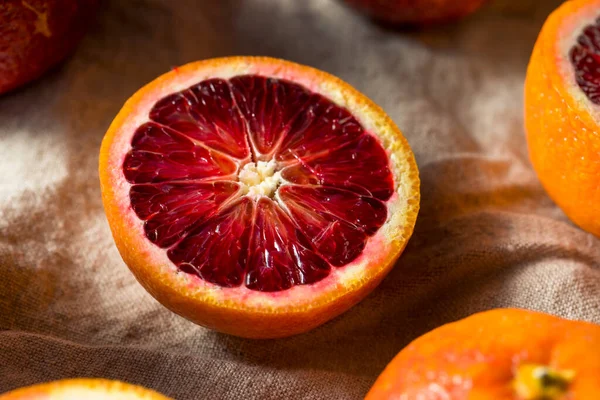 Ωμά Βιολογικά Κόκκινα Πορτοκάλια Αίματος Μια Δέσμη — Φωτογραφία Αρχείου