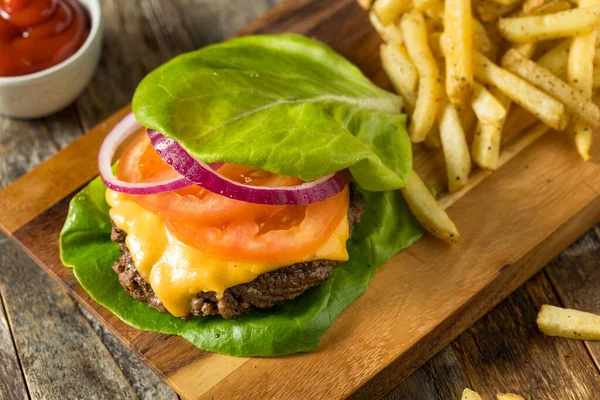 Egészséges Hamburger Salátával Sajttal Sült Krumplival — Stock Fotó