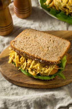 Ev yapımı körili taç giyme tavuğu. Marul yemeye hazır.