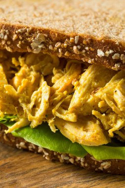 Ev yapımı körili taç giyme tavuğu. Marul yemeye hazır.