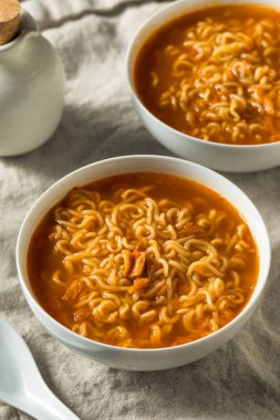 Baharatlı Ramen Erişte Kasesi Yemeye Hazır