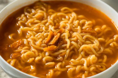 Baharatlı Ramen Erişte Kasesi Yemeye Hazır
