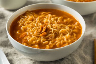 Baharatlı Ramen Erişte Kasesi Yemeye Hazır