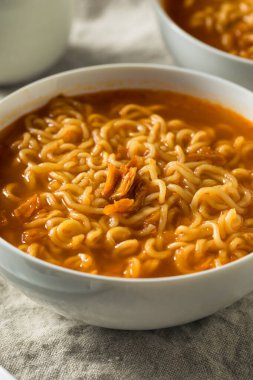 Baharatlı Ramen Erişte Kasesi Yemeye Hazır