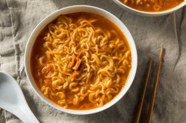 Baharatlı Ramen Erişte Kasesi Yemeye Hazır