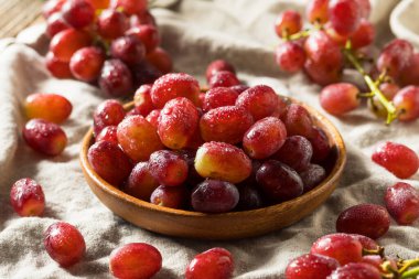 Kase içinde çiğ organik kırmızı üzümler yemeye hazır.