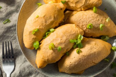 Ev yapımı Peynirli Biftek Cassava Empanadas Yemeye Hazır