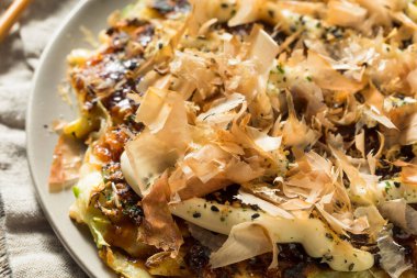 Ev yapımı Japaense Okonomiyaki Lahana Krepi Mayo ve Bonito