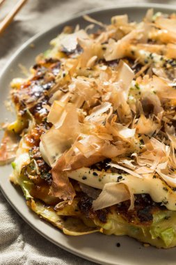 Ev yapımı Japaense Okonomiyaki Lahana Krepi Mayo ve Bonito