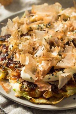Ev yapımı Japaense Okonomiyaki Lahana Krepi Mayo ve Bonito