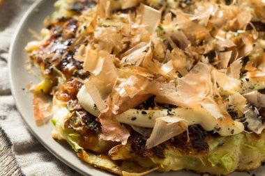 Ev yapımı Japaense Okonomiyaki Lahana Krepi Mayo ve Bonito