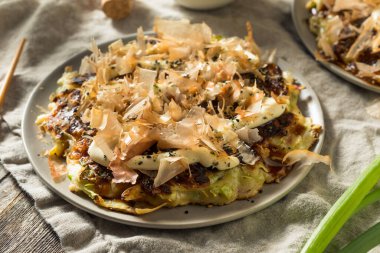 Ev yapımı Japaense Okonomiyaki Lahana Krepi Mayo ve Bonito
