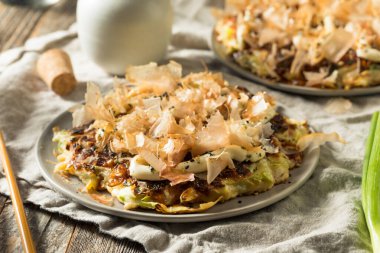 Ev yapımı Japaense Okonomiyaki Lahana Krepi Mayo ve Bonito
