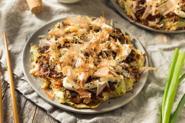 Ev yapımı Japaense Okonomiyaki Lahana Krepi Mayo ve Bonito