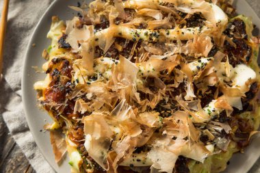 Ev yapımı Japaense Okonomiyaki Lahana Krepi Mayo ve Bonito