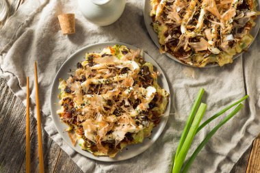 Ev yapımı Japaense Okonomiyaki Lahana Krepi Mayo ve Bonito