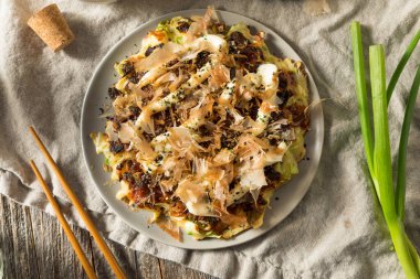 Ev yapımı Japaense Okonomiyaki Lahana Krepi Mayo ve Bonito