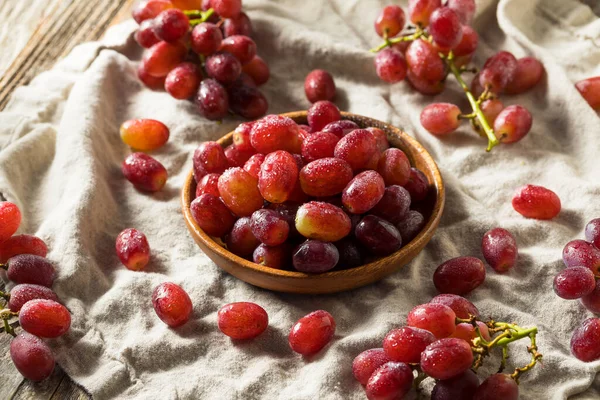 Surowe Organiczne Czerwone Winogrona Misce Gotowy Jedzenia — Zdjęcie stockowe