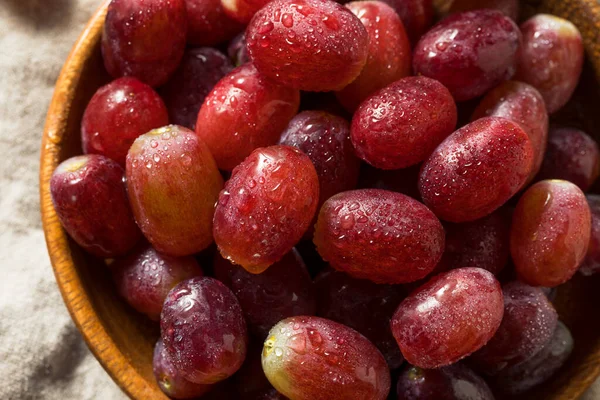 Kase Içinde Çiğ Organik Kırmızı Üzümler Yemeye Hazır — Stok fotoğraf