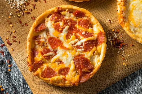 Fast Food Dondurulmuş Bireysel Pizzalar Yemeye Hazır — Stok fotoğraf