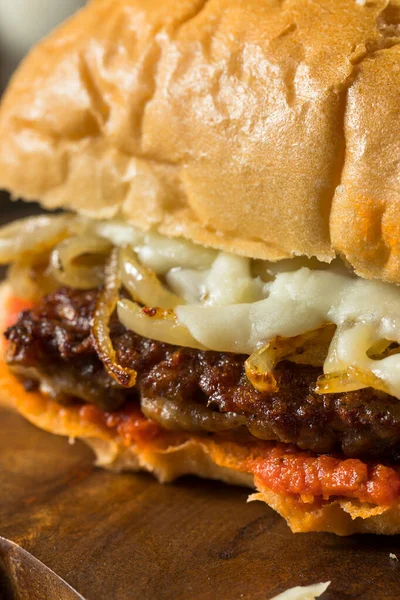 Hemlagad Italiensk Cudighi Korv Smörgås Med Mozzarella Och Tomatsås — Stockfoto
