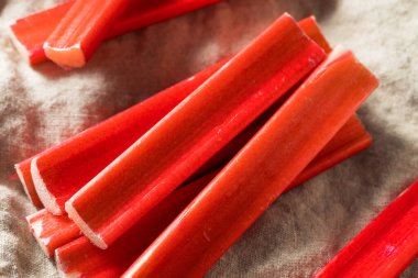 Çiğ Organik Kırmızı Rhubard Çubukları Birlikte Pişmeye Hazır