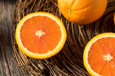 Çiğ Organik Cara Göbek Portakalları Yemeye Hazır