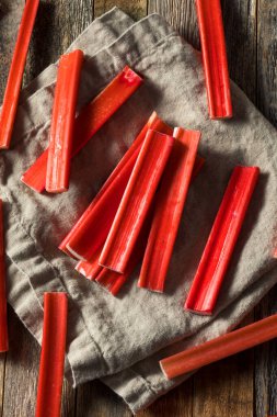 Çiğ Organik Kırmızı Rhubard Çubukları Birlikte Pişmeye Hazır