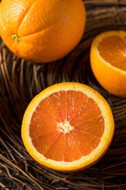 Çiğ Organik Cara Göbek Portakalları Yemeye Hazır