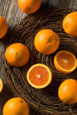 Çiğ Organik Cara Göbek Portakalları Yemeye Hazır