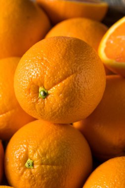 Çiğ Organik Cara Göbek Portakalları Yemeye Hazır