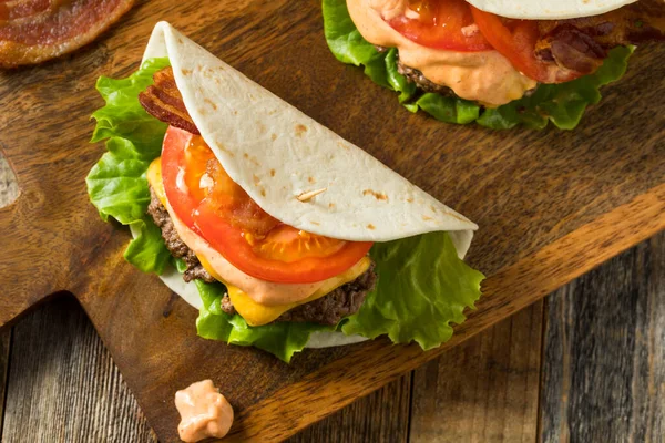 Házi Készítésű Sajtburger Taco Egy Tortilla Salátával Paradicsommal — Stock Fotó