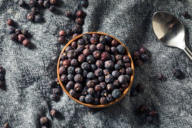 Çiğ mor organik ardıç meyveleri kasede