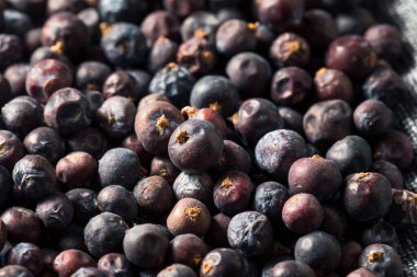 Çiğ mor organik ardıç meyveleri kasede