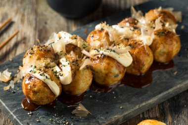 Ev yapımı Japon Ahtapot Takoyaki ve Mayo Sosu ve Bonito.