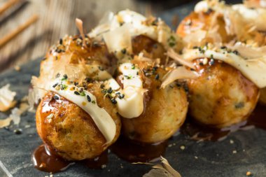 Ev yapımı Japon Ahtapot Takoyaki ve Mayo Sosu ve Bonito.