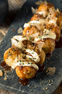 Ev yapımı Japon Ahtapot Takoyaki ve Mayo Sosu ve Bonito.