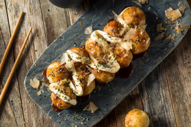 Ev yapımı Japon Ahtapot Takoyaki ve Mayo Sosu ve Bonito.