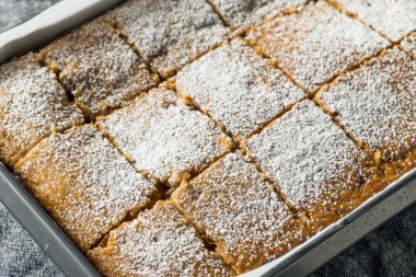 Pudra şekerli ev yapımı elma soslu kek.