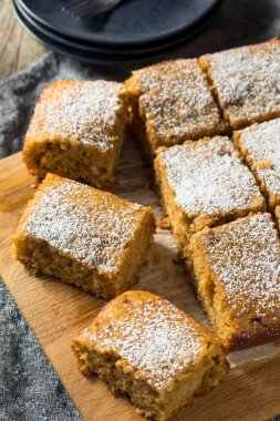 Pudra şekerli ev yapımı elma soslu kek.